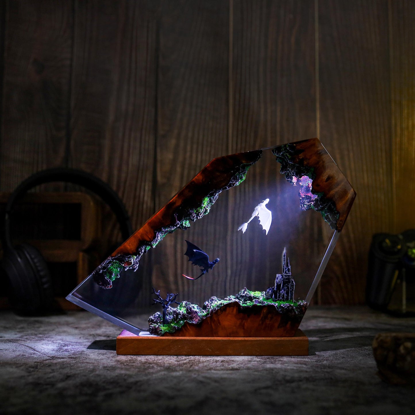 Too.thl.ess Dragon resin lamp